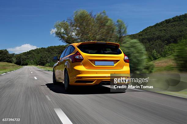 fast car driving - rückansicht stock-fotos und bilder