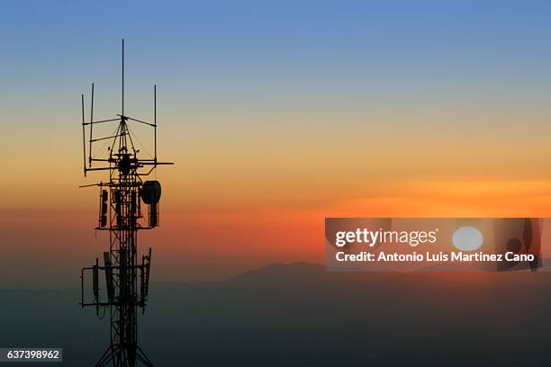 communication tower at dusk - torre di trasmissione a microonde foto e immagini stock