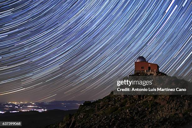 observatory and star trail - observatorium stockfoto's en -beelden