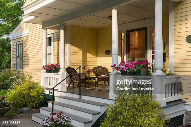 front porch of home in summer - portico sopraelevato foto e immagini stock
