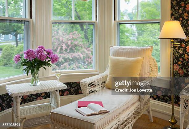 chaise lounge in bedroom - chaise longue - fotografias e filmes do acervo
