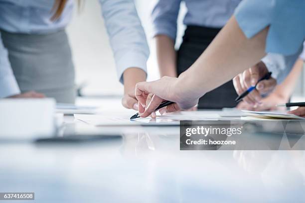 reunião de negócios - plano documento imagens e fotografias de stock