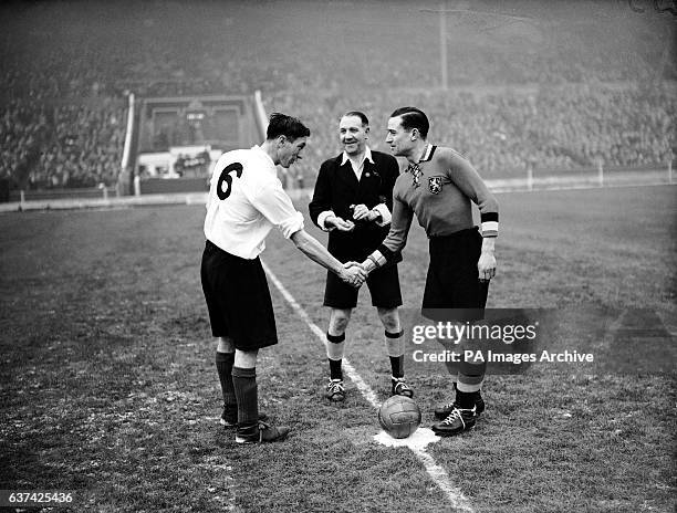 George Reader Referee 145 George Reader Stock Photos, High-Res Pictures, and Images - Getty ...