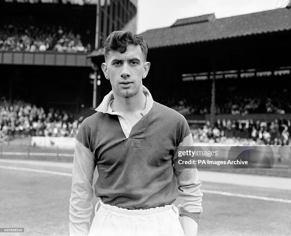 Soccer - Football League Division One - Chelsea v Burnley - Stamford Bridge