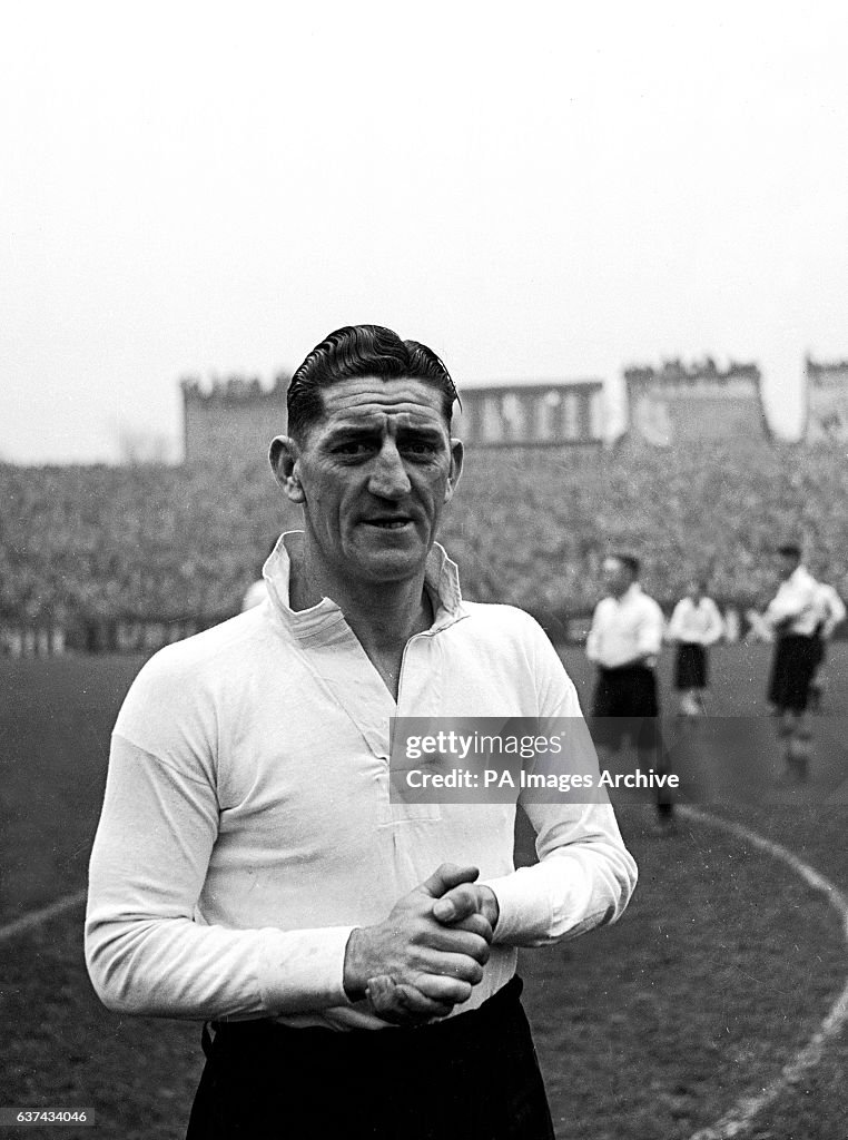 Soccer - Football League Division Two - Fulham v Tottenham Hotspur