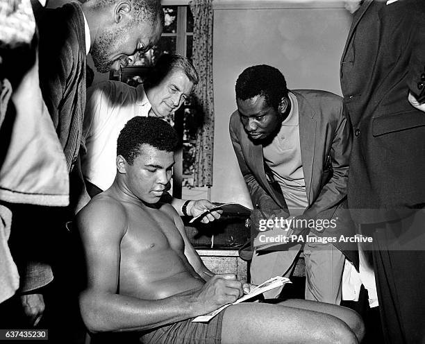 Cassius Rai 55 Cassius Clay Resting Stock Photos, High-Res Pictures, and Images ...