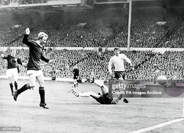70 Billy Bremner Goal Stock Photos High Res Pictures And Images 70-billy-bremner-goal-stock-photos-high-res-pictures-and-images