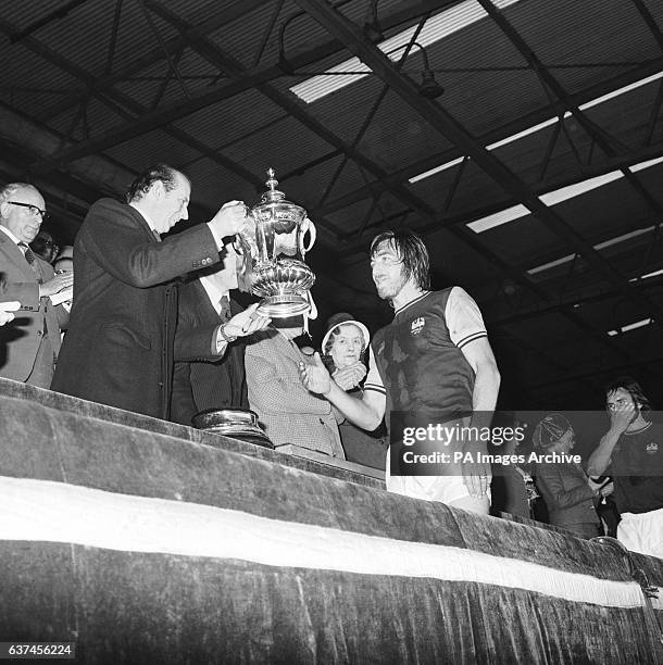 The Duke of Kent presents the FA Cup to the winning captain, West Ham United's Billy Bonds