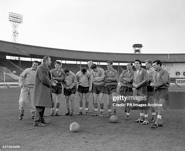 England manager Walter Winterbottom talks to his players: trainer Harold Shepherdson, Winterbottom, Freddie Hill, Jimmy Greaves, Jimmy Armfield, Don...