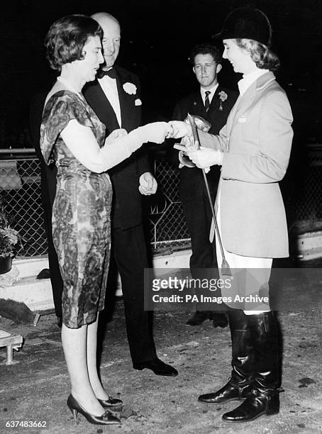 Princess Marina presenting the John Player Trophy to Mary Mairs , who won on 'Tomboy'