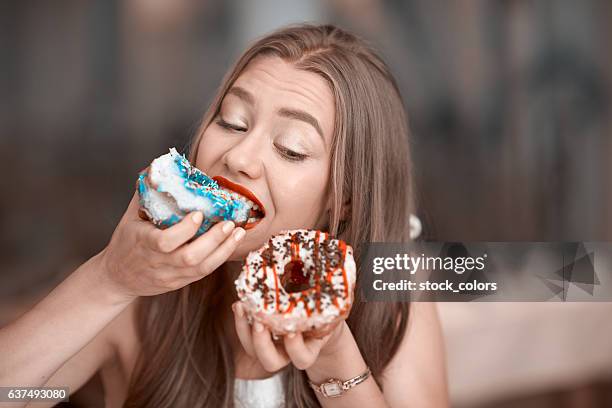 eating delicious donuts - unhealthy eating 個照片及圖片檔