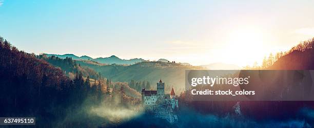 stunning bran castle at sunset - siebenbürgen stockfoto's en -beelden