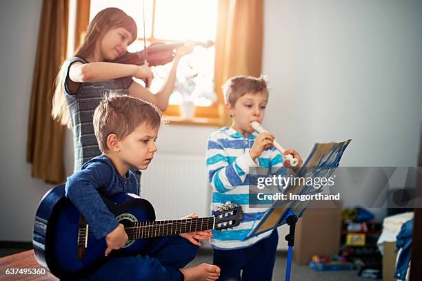 kids playing music together - flauta imagens e fotografias de stock