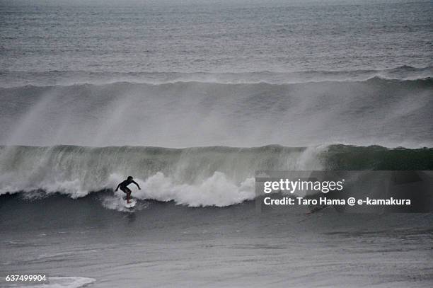 surfing on big wave - big wave surfing stock-fotos und bilder