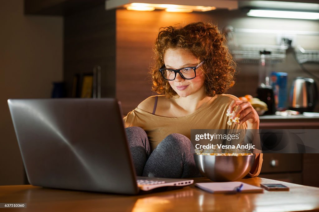 Mujer joven con ordenador 