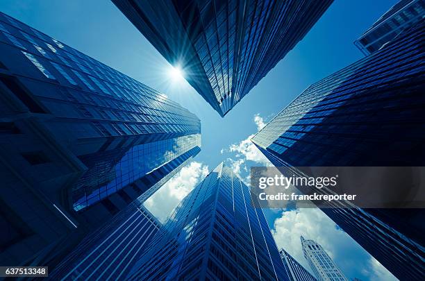 manhattan office building from below - omhoog kijken stockfoto's en -beelden