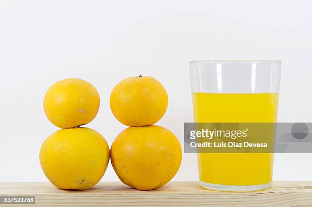 how many oranges do you need to make a glass of orange juice? - volume fluid capacity stock pictures, royalty-free photos & images