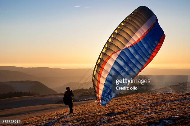 paragliding bei wasserkuppe, deutschland - rhön stock-fotos und bilder
