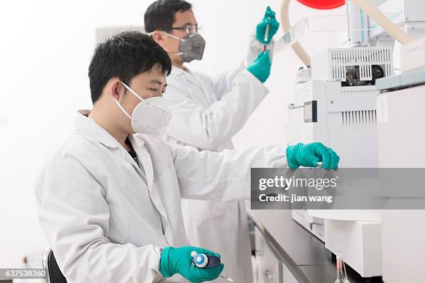 science lab - gene wang stockfoto's en -beelden