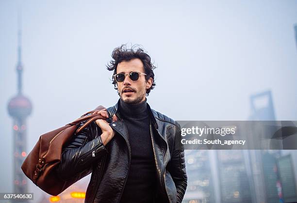 turista guapo - chaqueta de piel imágenes fotografías e imágenes de stock