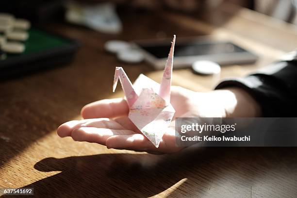paper crane - origami - origami a forma di gru foto e immagini stock
