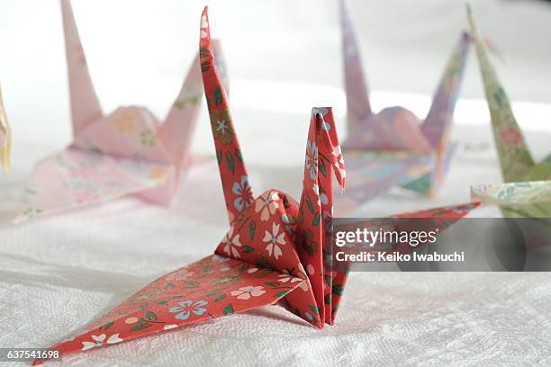 paper crane - origami - papierkranich stock-fotos und bilder