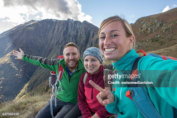 hikers taking selfie on mountain top - season 3 stockfoto's en -beelden