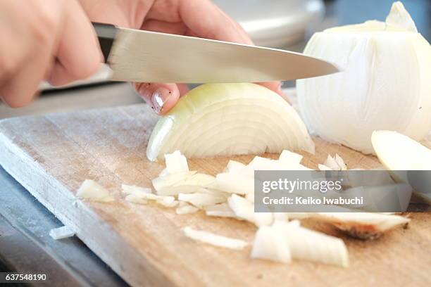 child is practicing to cut onions. - ui stockfoto's en -beelden