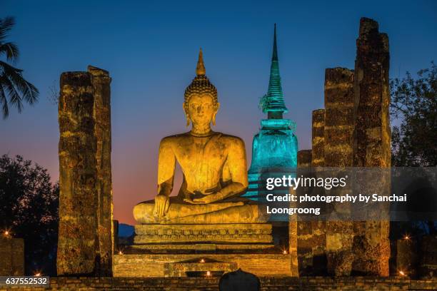 buddha statue at wat mahathat in sukhothai historical park,thailand - siemreap tempelkomplex stock-fotos und bilder