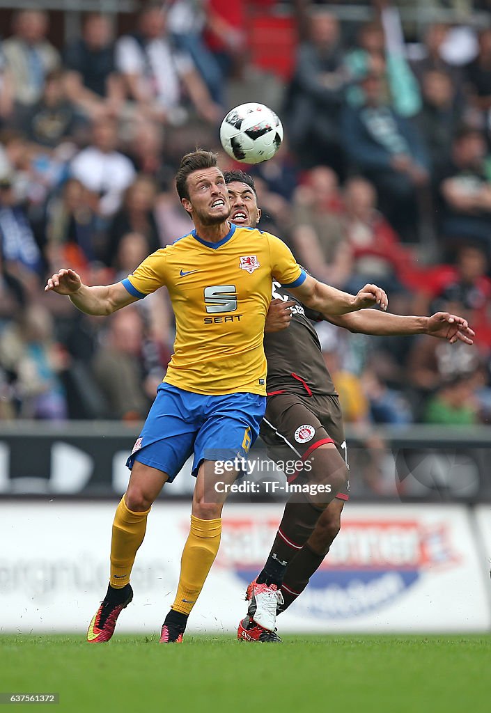 FC St. Pauli v Eintracht Braunschweig - Second Bundesliga