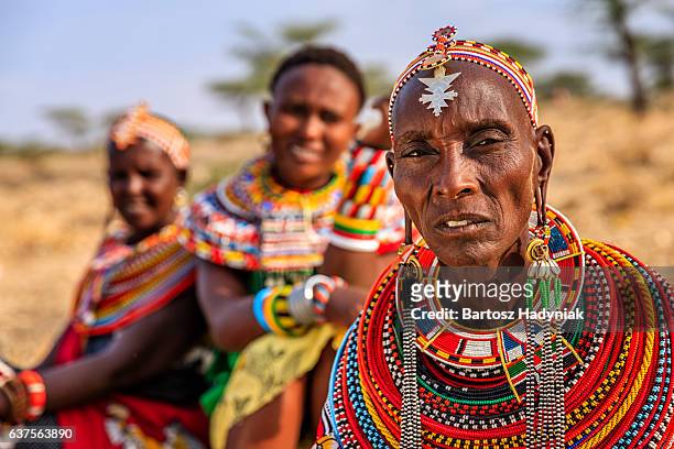 las mujeres africanas de tribu samburu, kenia, áfrica - kenia fotografías e imágenes de stock