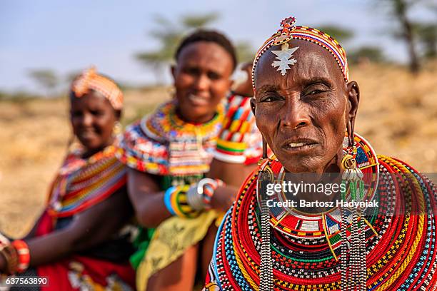 african women from samburu tribe, kenya, africa - samburu-national-park stockfoto's en -beelden