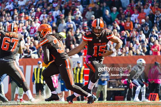 Quarterback Charlie Whitehurst of the Cleveland Browns hands off to running back Isaiah Crowell during the first half against the New England...