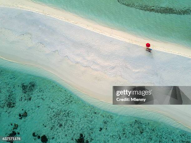 aerial lonely red umbrella beach maldives south ari atoll - symbole dune idée photos et images de collection