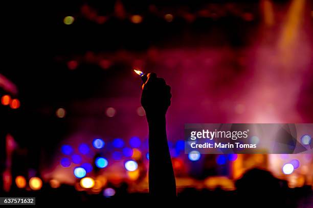 romance at the concert - cigarette lighter 個照片及圖片檔