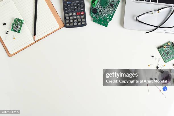 overhead view electronic manufacturer office desk with circuit board, laptop, electronic components, calculator - bauteil zur oberflächenmontage stock-fotos und bilder