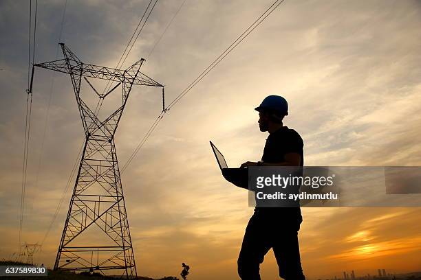 electrical engineer while working laptopl - telefoondraad stockfoto's en -beelden