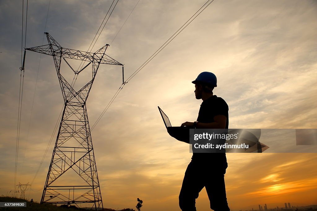Engenheiro enquanto trabalha laptopl elétricos