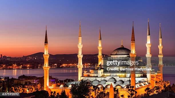 amanecer sobre la mezquita azul, estambul, turquía - mezquita azul fotografías e imágenes de stock