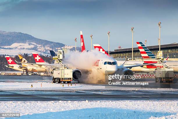 winterbetrieb am flughafen zürich - flughafen zürich stock-fotos und bilder