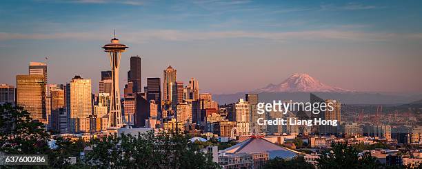 seattle skyline at sunset - seattle stock pictures, royalty-free photos & images