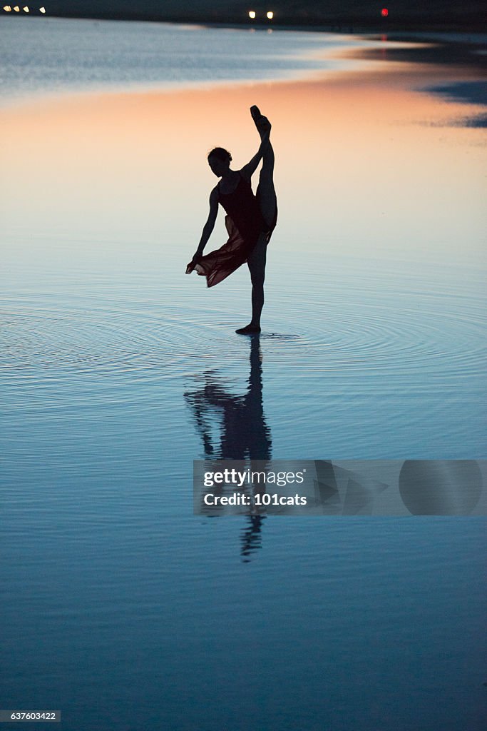 Junge Ballerina tanzt auf dem Salzsee