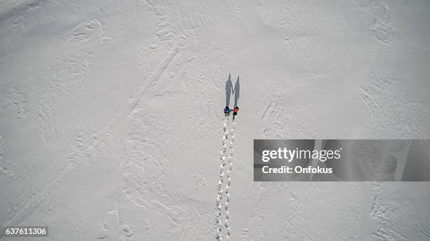 vista aérea familiar raquetas de nieve al aire libre en invierno - drone kid fotografías e imágenes de stock