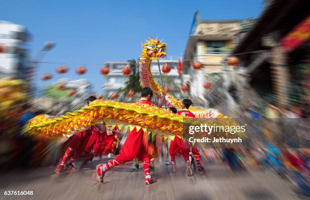 dragon dance (mua rong) - chinese new year dragon dance stock pictures, royalty-free photos & images
