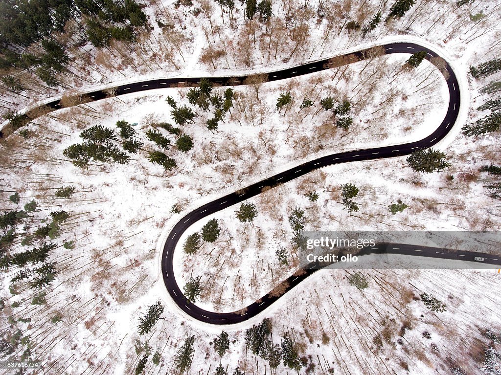 Straßenkurve Winterliche Waldluftansicht