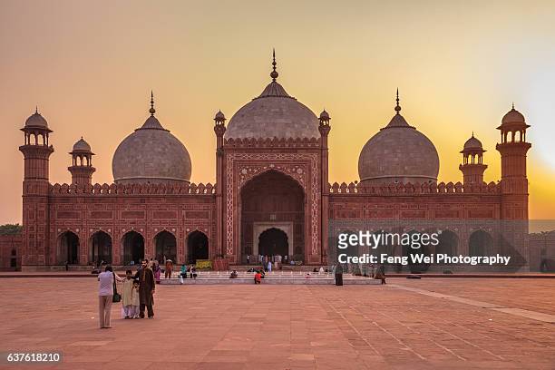 sunset @ badshahi mosque, lahore, punjab, pakistan - badshahi mosque stock pictures, royalty-free photos & images