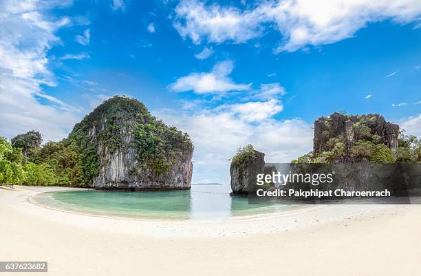 huge mountains on the island of "koh hong". one of the most beautiful pristine islands of krabi, koh hong is pure paradise. travel by speedboat from krabi, thailand. - phuket - fotografias e filmes do acervo