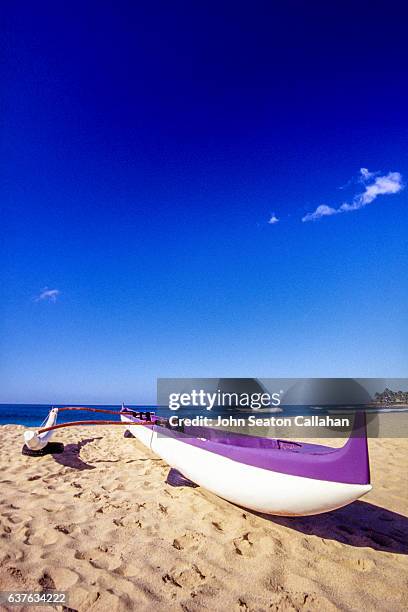 makaha beach - waianae_hawaii stock pictures, royalty-free photos & images