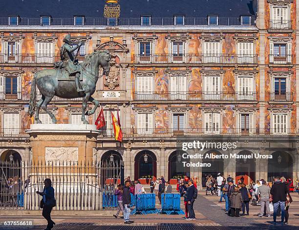 madrid, plaza mayor square - panaderia house and philip iii - statue de philippe iii photos et images de collection