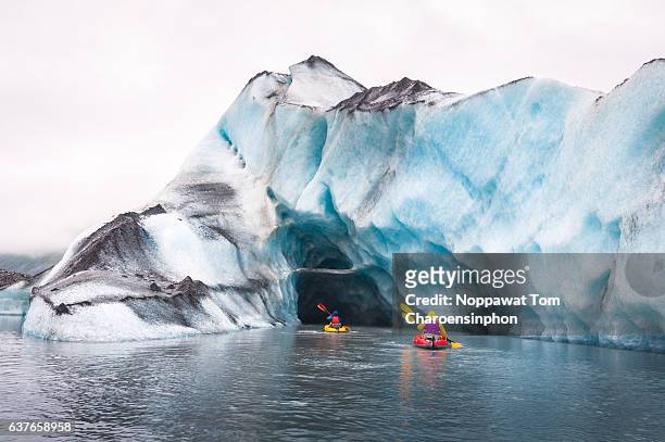 kayaking in valdez glaicer, alaska - prince william sound stock-fotos und bilder
